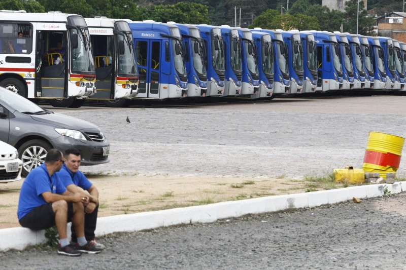 Mais de vinte linhas de ônibus são afetadas pela paralisação