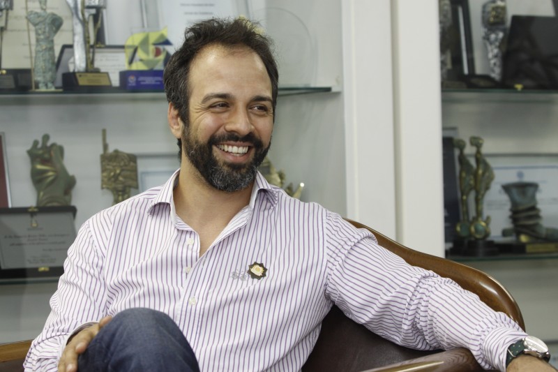 Gomes tem duas escolas na Capital com foco em performance Foto: ANTONIO PAZ/JC