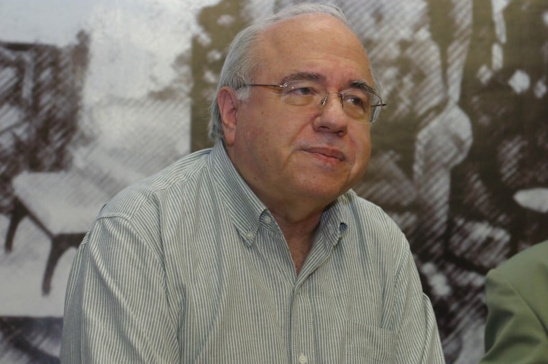 Cronista lança a coletânea ao chegar aos 80 anos, que serão comemorados nesta segunda