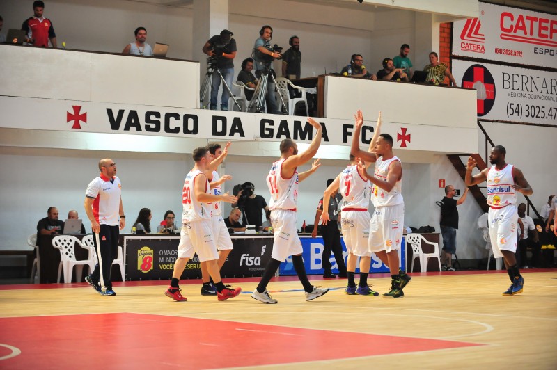 Equipe gaúcha pulou na frente na melhor de cinco jogos pelas oitavas de final
