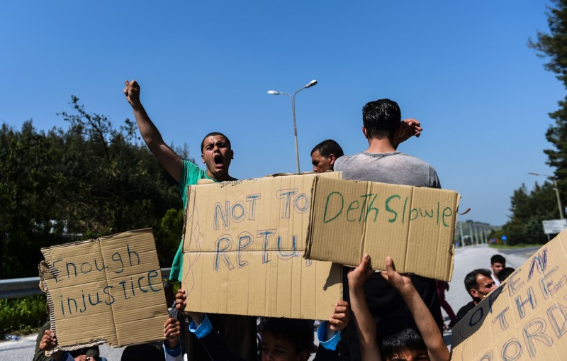 Imigrantes protestaram contra o início da operação