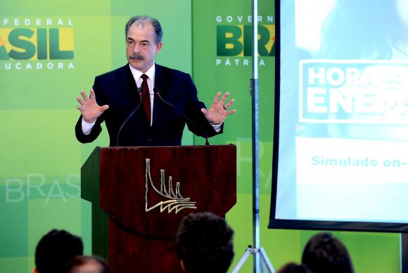 Por sua habilidade política, o ex-presidente Lula é uma grande aquisição para o governo, afirma Mercadante