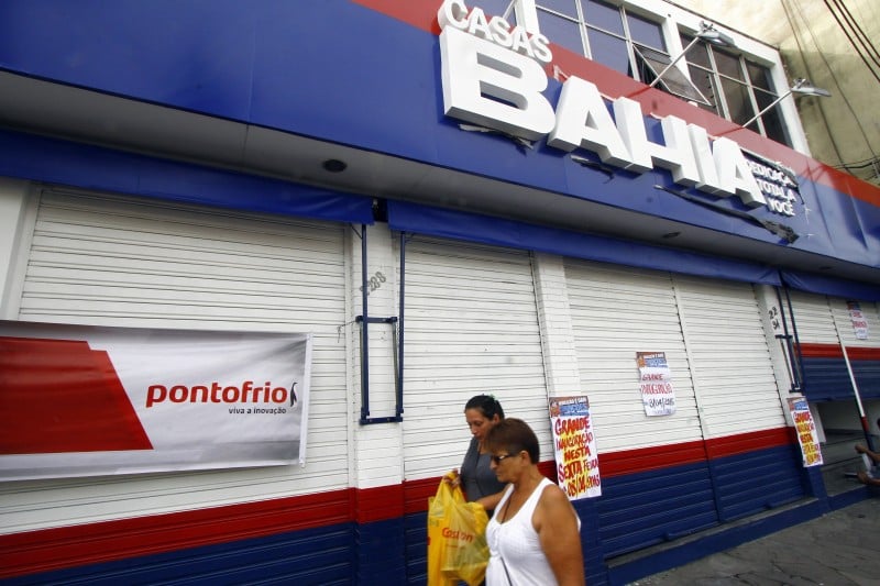 Preparação da fachada da loja das Casas Bahia na avenida Assis Brasil  