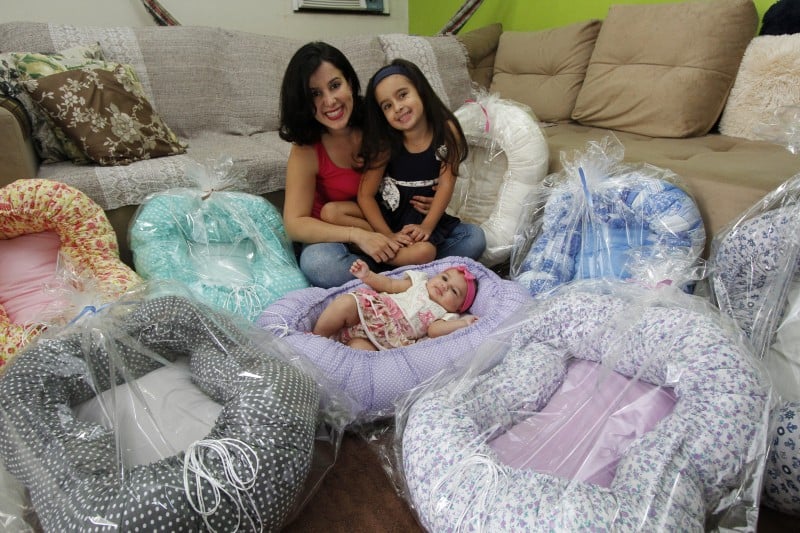 Renata Fraga come&ccedil;ou a confeccionar o Ninho Baby para proporcionar sono mais tranquilo &agrave; filha Foto: MARCO QUINTANA/JC