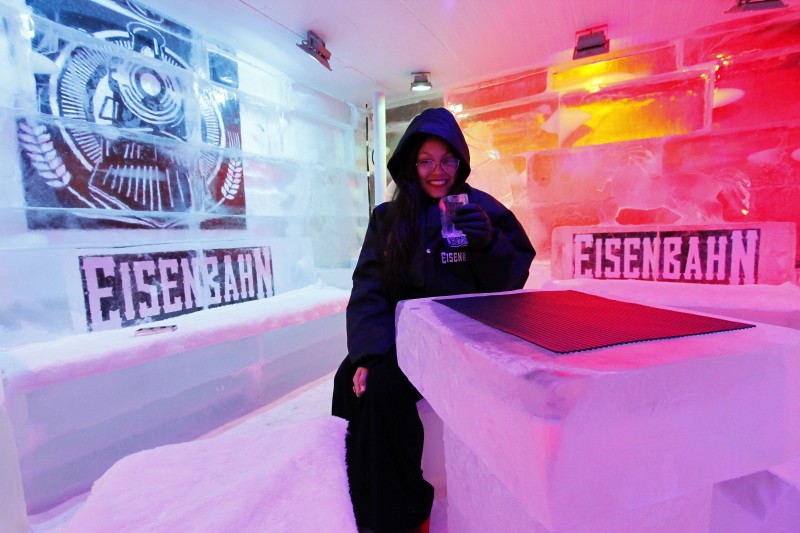 Nossa rep&oacute;rter Ni&aacute;gara Braga se "aquecendo" com um drink! Foto: MARCO QUINTANA/JC