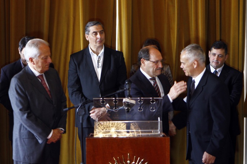 Lair Hanzen (d) e José Ivo Sartori assinaram acordo no Palácio Piratini