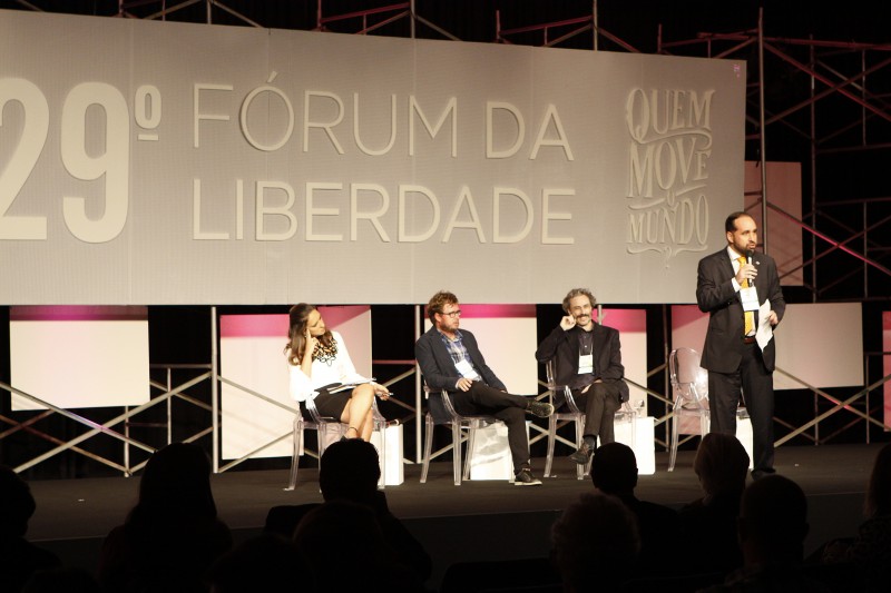 O presidente do Instituto Liberal do Nordeste (Ilin), Rodrigo Marinho (em pé), esteve no primeiro painel