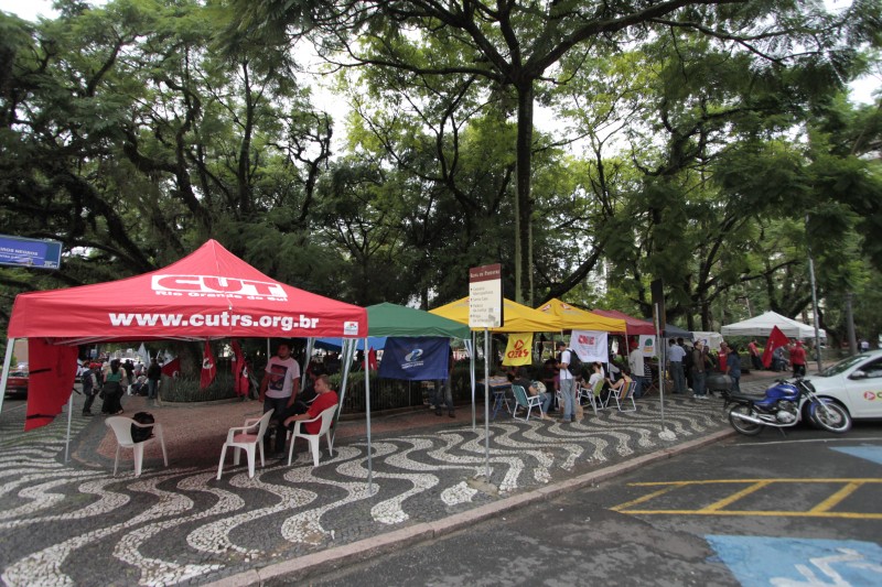  Acampamento pela Democracia. Praça da Matriz, Centro de Porto Alegre  