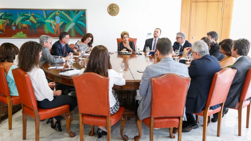 Presidente recebeu jornalistas na mesa de reuniões de seu gabinete no Planalto