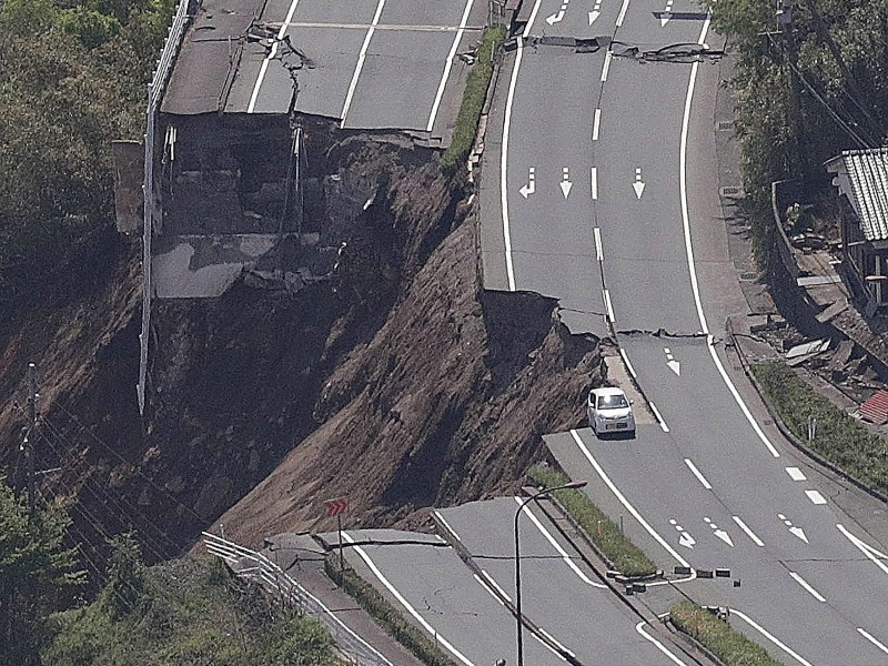 Força do terremoto fez desmoronar uma estrada em Minami-Aso, Kumamot