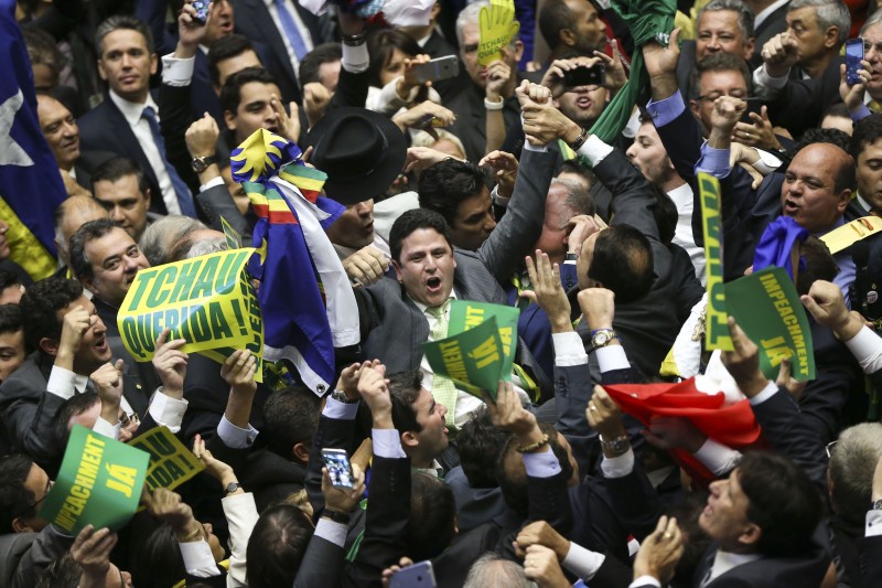 Decisão foi comemorada no plenário pelos oposicionistas após o deputado Bruno Araújo (c), do PSDB-PE, proferir o voto decisivo, de número 342