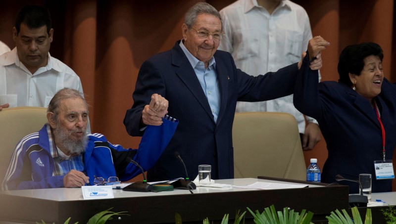 Raúl (c), que substituiu o irmão Fidel (e) na presidência, deve deixar o cargo em 2018