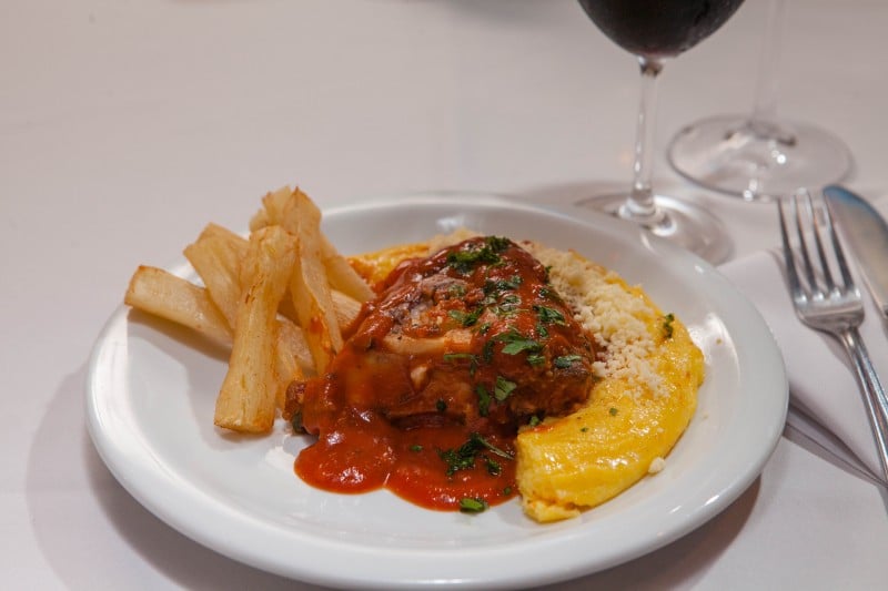 Homem na cozinha - abertura - costela javali