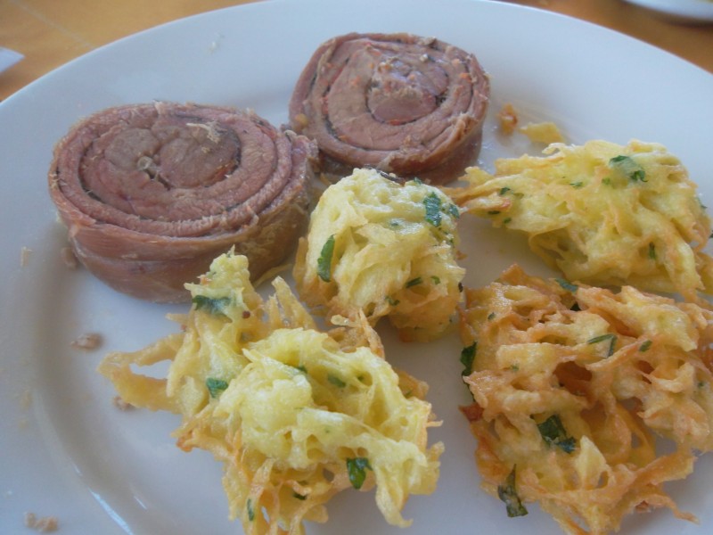 Homem na cozinha - abertura - costela javali