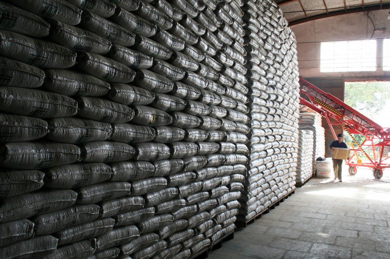 Nem sempre estes sacos são carregados e empilhados por máquinas