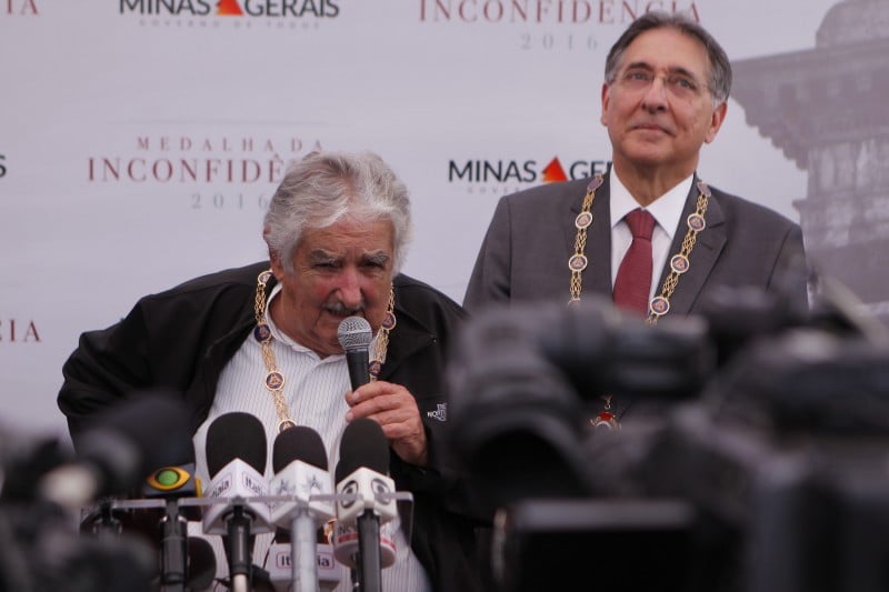 José Pepe Mujica (e), acompanhado do   governador de Minas, Fernando Pimentel, foi agraciado com o Grande Colar em solenidade em Ouro Preto 