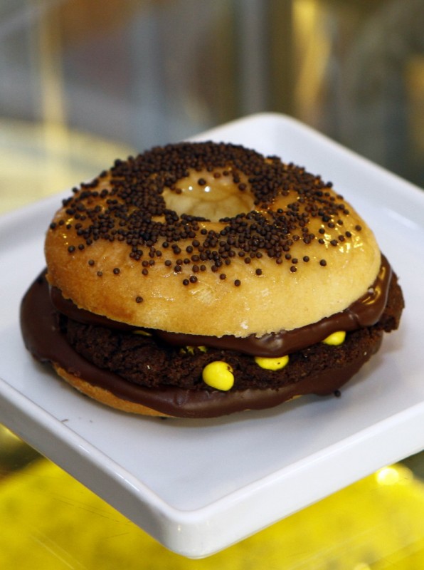  Entrevista com Eduardo Geraldes (de &oacute;culos) e Luis Silveira, s&oacute;cios da Pink, que ir&atilde;o falar sobre o novo hamb&uacute;rguer de donuts com cookie.    na foto:  hamb&uacute;rguer de donuts com cookie   Foto: MARCELO G. RIBEIRO/JC