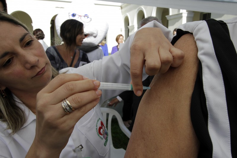 Vacinação foca grupos de maior risco para a doença
