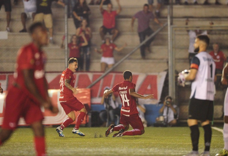 Zagueiro Ernando marcou o gol que garantiu a vitória e a classificação