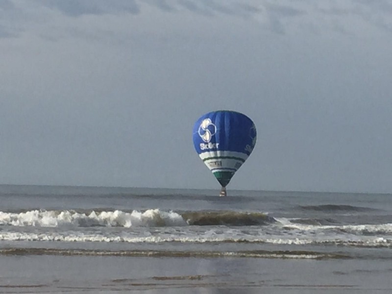 Balão cai no mar em Festival de Balonismo em Torres 