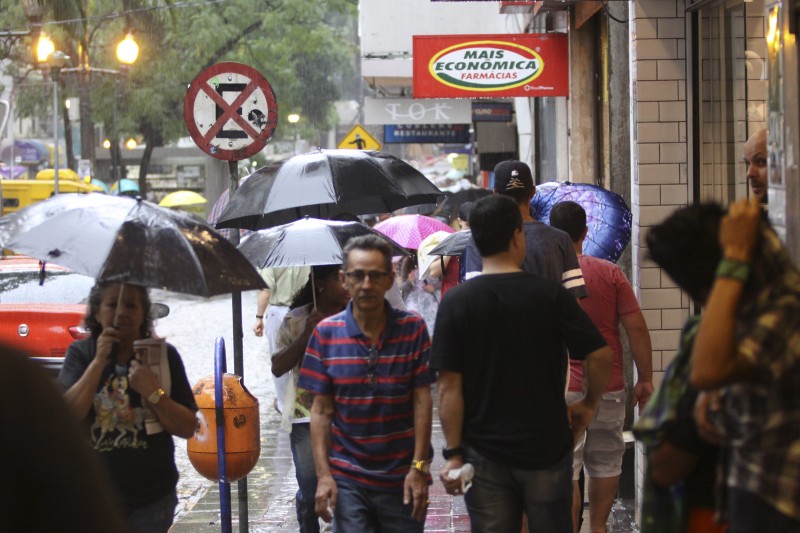  Compras de última hora animam o comércio do centro de Porto Alegre. Nem mesmo a chuva desmotivou tal ato, ainda que o Sindilojas garanta queda nas vendas em relação às de 2014.    Venda. Comércio. Natal. Festas natalinas. Fim de ano.  