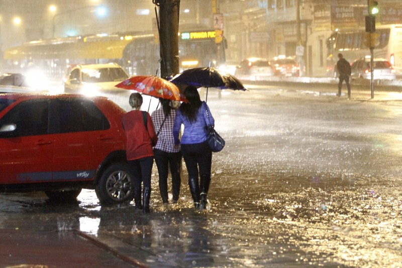 Na Capital, choveu forte e as ruas ficaram alagadas ontem à noite