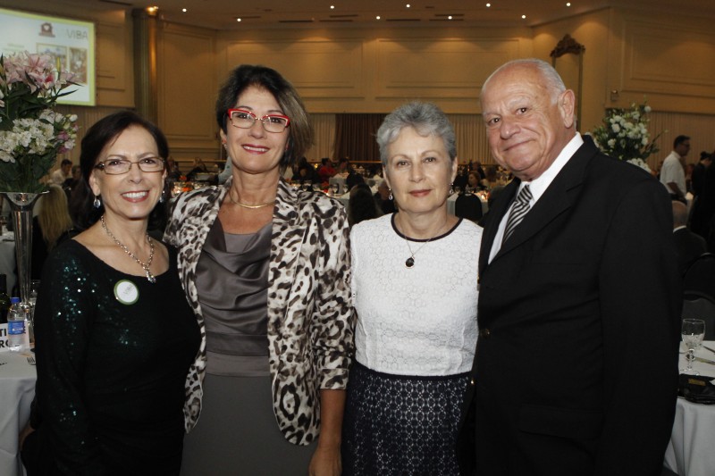 Lúcia Elbern, Clotilde Garcia, Arlete Stiefelmann e Santo Pascual Vitola no jantar da Via Vida 