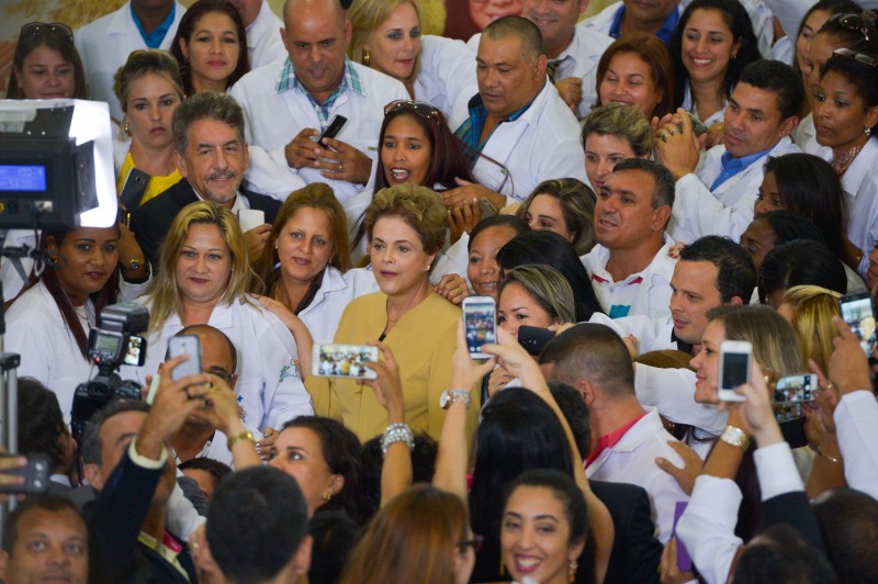 Dilma participa da cerimônia de anúncio da prorrogação do Programa Mais Médicos