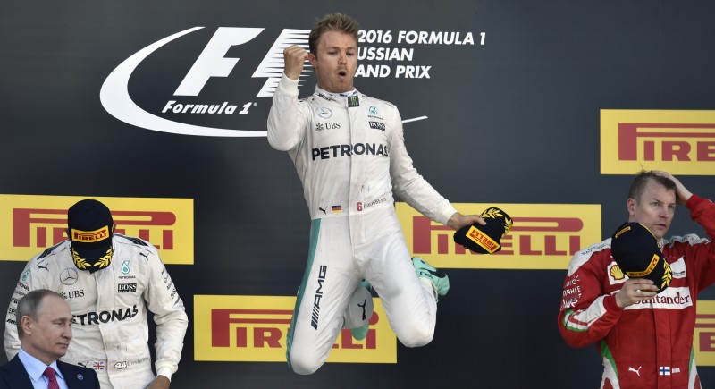 Rosberg (c) fez história ao faturar sua sétima vitória consecutiva na Fórmula 1