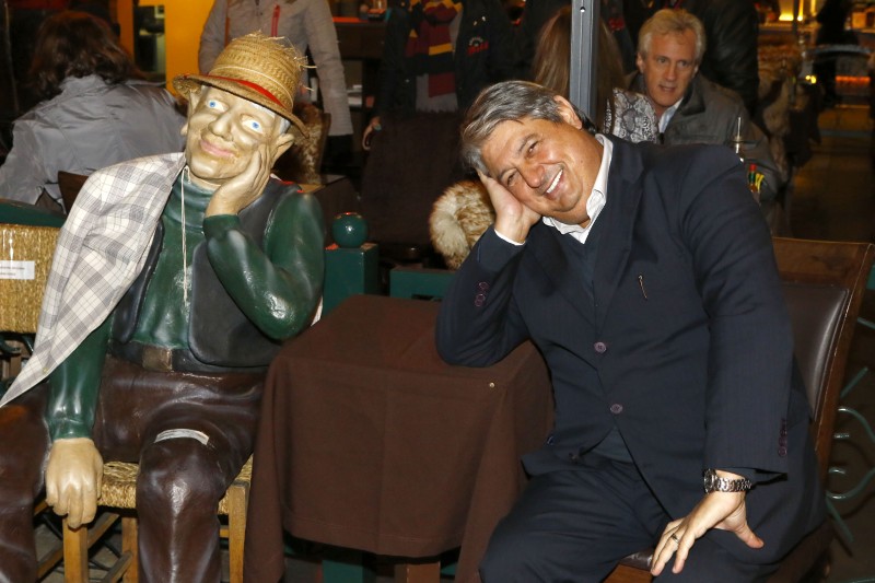 O prefeito Nestor Tissot faz pose ao lado de um boneco