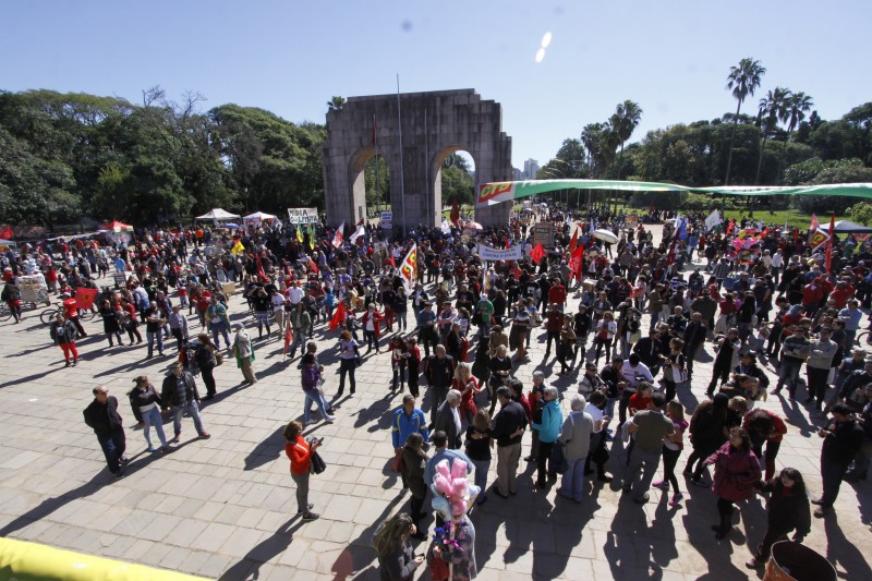 Manhã ensolarada em Porto Alegre reuniu público pequeno em ato do Dia do Trabalho