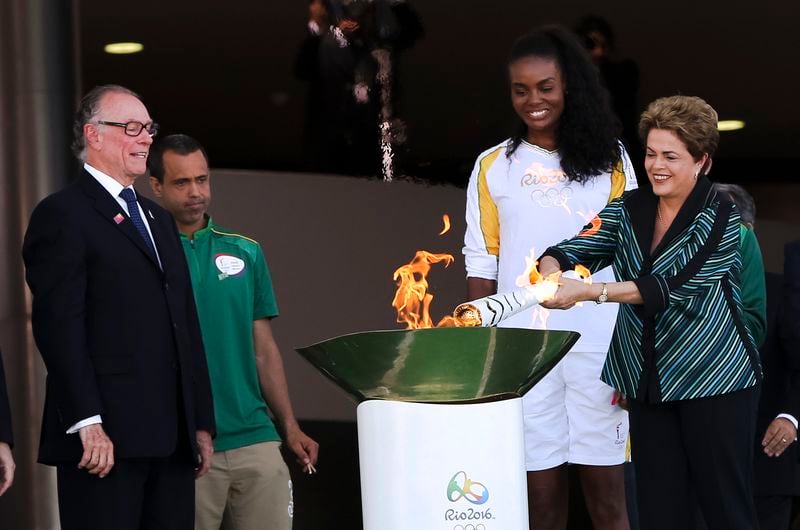 Dilma Rousseff acendeu a tocha e entregou para a atleta Fabiana, do vôlei
