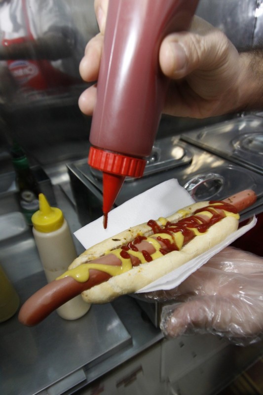 A salsicha defumada tem 25 cent&iacute;metros Foto: ANTONIO PAZ/JC