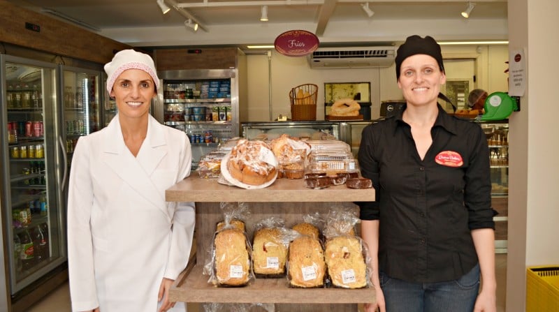 A padaria  &eacute; o primeiro neg&oacute;cio pr&oacute;prio das duas amigas, Isadora Marcantonio (e) e Renata Diefenbach Foto: DIVINA PADOCA/DIVULGA&Ccedil;&Atilde;O/JC