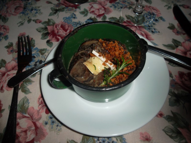 Panelinha de cogumelos defumados, ao tomilho, bechamel e Brie do Restaurante Lolita