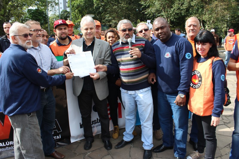 Membros do Sinmgra entregam ao prefeito de Gravataí, Marcos Alba, manifesto pedindo apoio do executivo municipal para reverter as demissões