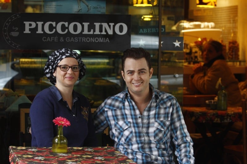 A gaúcha Juliana e o paulista Lattes abriram o Piccolino Café, no bairro Moinhos de Vento Foto: FREDY VIEIRA/JC