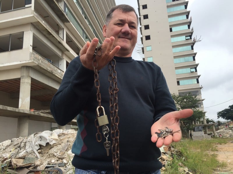 Scherer, da comissão de obras, mostra cadeado e chaves para acessar as torres inacabadas