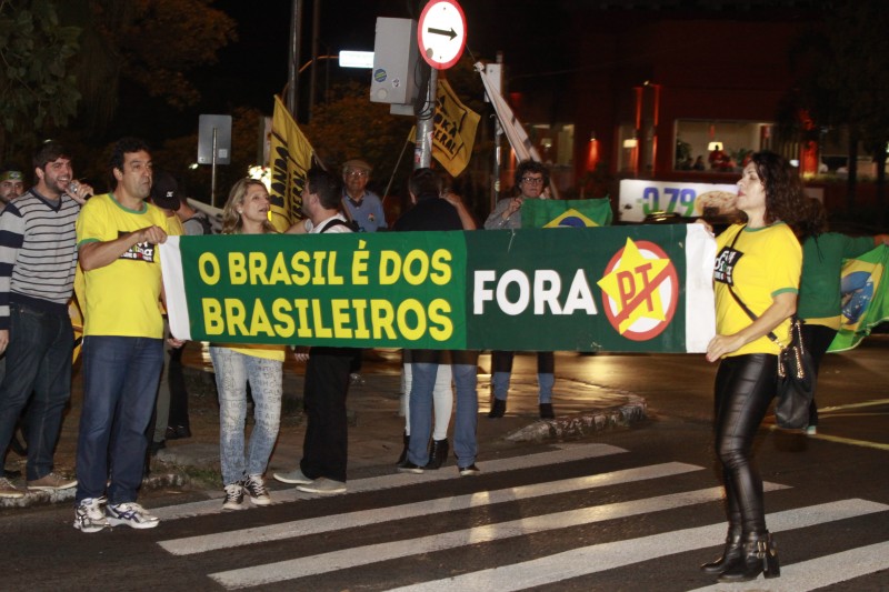 Manisfestante se reuniram no cruzamento da Avenida Goethe com a Rua Mostardeiro