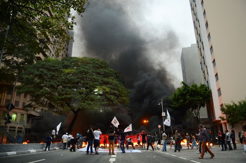 Manifestantes atearam fogo a pneus em ato ao lado da Praça da Bandeira, em São Paulo