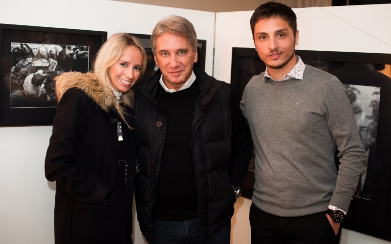 FOTOLegenda 4: Roberta Rigotto, Germano Rigotto e o fot&oacute;grafo Lucas Lermen, na abertura de sua exposi&ccedil;&atilde;o no Instituto H&eacute;rcules Gall&oacute;, em Caxias do Sul  