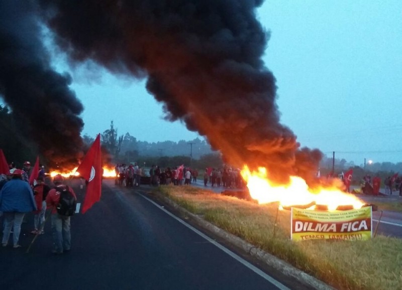 Nas rodovias, pneus foram incendiados e manifestantes tomaram as pistas
