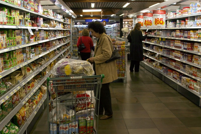 Vendas dos supermercados caem em março