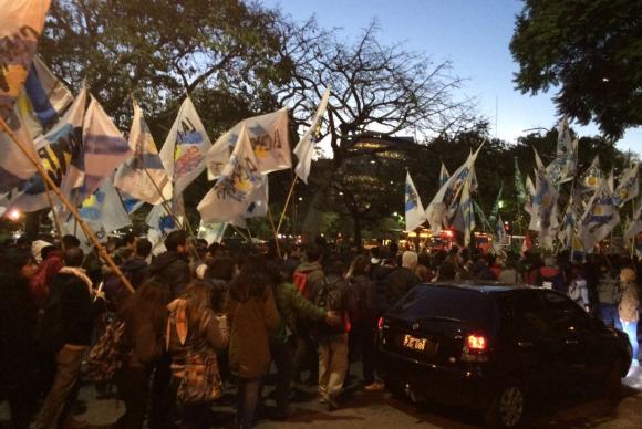 Integrantes da Frente Argentina para a Democracia no Brasil promovem uma caminhada até a porta da Embaixada brasileira em Buenos Aires