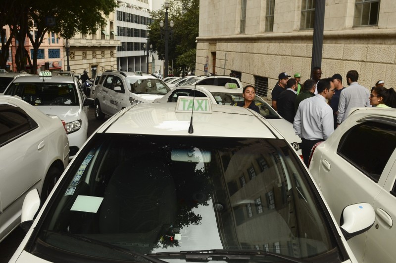 Inconformados, centenas de motoristas de táxis cercaram o prédio da prefeitura de São Paulo