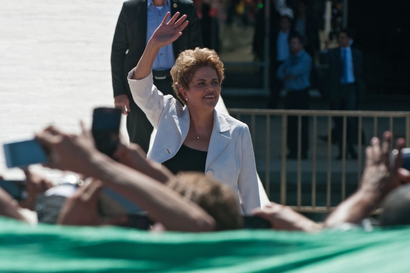  Brazil's suspended President Dilma Rousseff speaks to supporters in front of the Planalto Palace in Brasilia on May 12, 2016. Rousseff said Thursday that democracy and the constitution are at stake after she was forced to face an impeachment trial in the Senate and cede power to vice president Michel Temer.  / AFP PHOTO / Andressa Anholete  