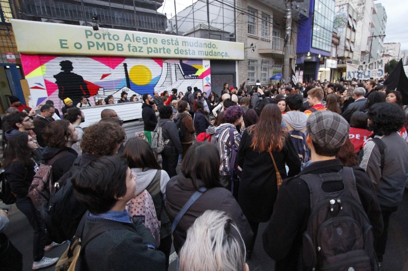 Protesto aconteceu na frente da sede do PMDB em Porto Alegre