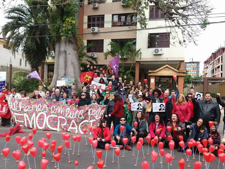 No dia do afastamento, mulheres fizeram um ato em frente à residência de Dilma em Porto Alegre 