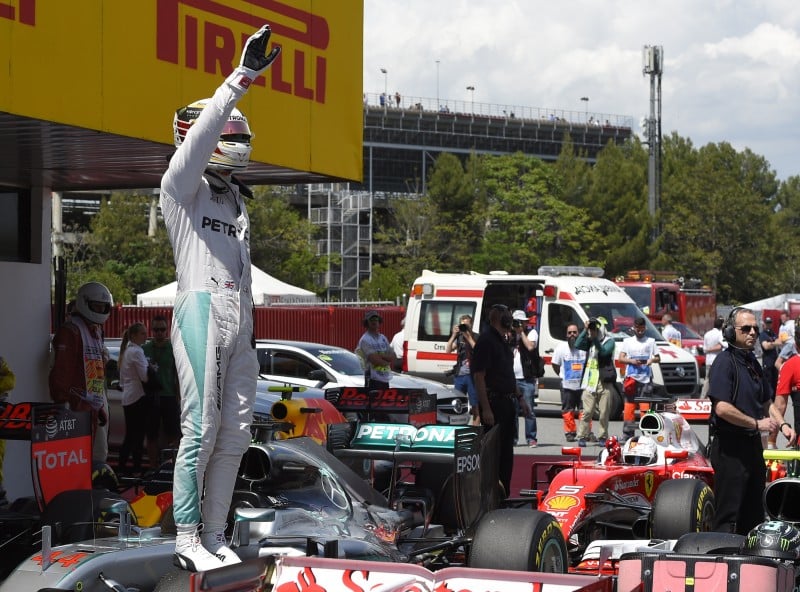 Lewis Hamilton larga na frente no Grande Prêmio de Fórmula 1 de Barcelona