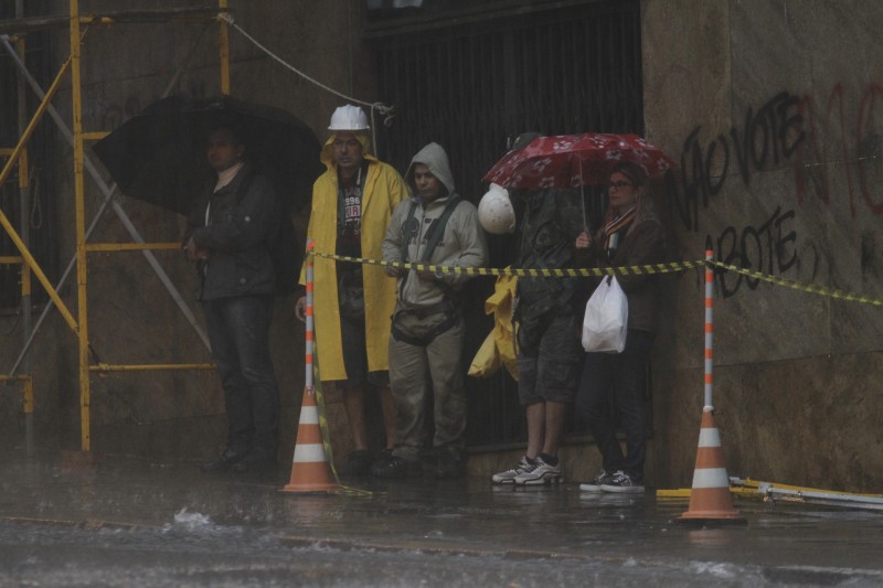 Chuva forte provocou alagamentos e transtornos em vias de Porto Alegre